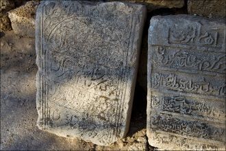 Сегодня у стен мечети расположены надмог