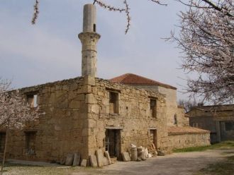 Первоначальной постройкой памятника была