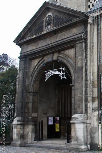 Портик у входа еще более поздний и относ