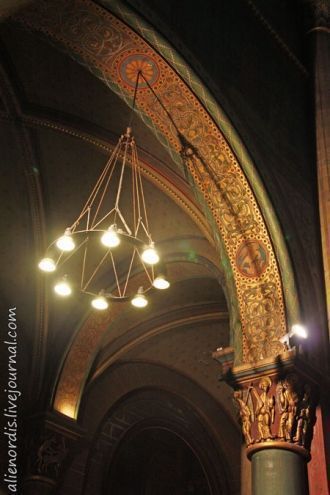 Романские капители колонн, отделяющих бо