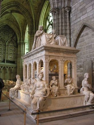 Для защиты от нападений город был обнесе