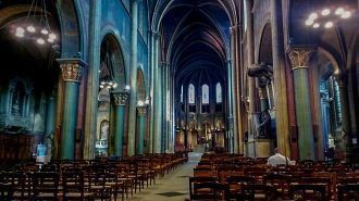 Интерьер состоит из трех нефов с трансеп