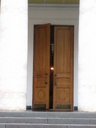 Вход в храм