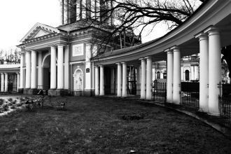 Храм представляет собой характерную для 