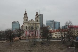 Здание храма прямоугольное, с лицевой ст