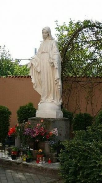 Костел Святого Архангела Рафаила: Статуя