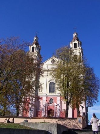 На втором ярусе, в нишах, расположенных 