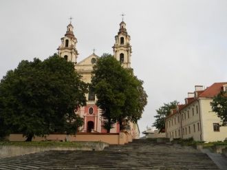 Стены костёла белокаменного цвета, также