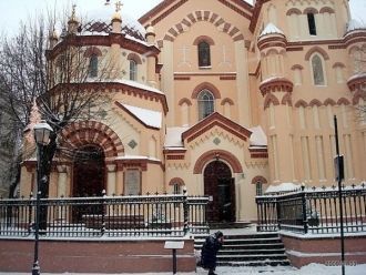 Никольская церковь зимой в снегу.