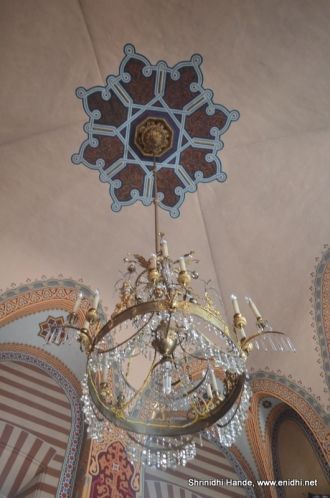 Потолок и люстра в Никольской церкви.