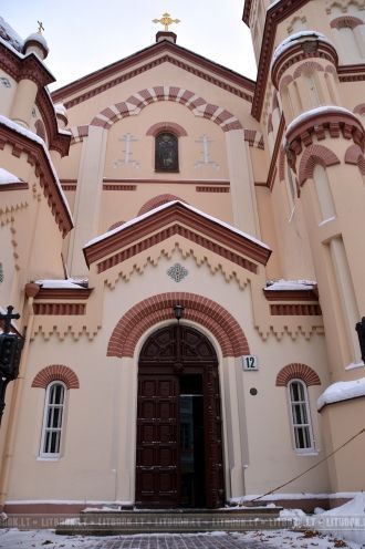 Главный вход в Никольскую церковь.