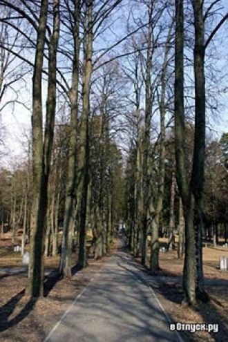 В 15-16 веках окруженный почти со всех с