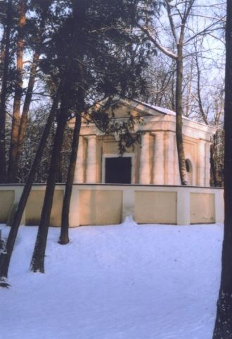 Репнинская часовня зимой в снегу.