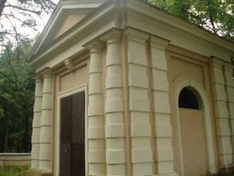 В 18 веке здесь хоронили людей, умерших 