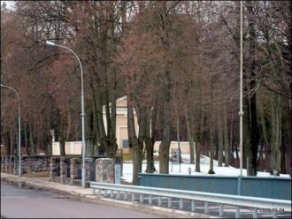 Здание построено в стиле неоклассицизма,