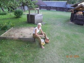 В парке работает около 200 человек.