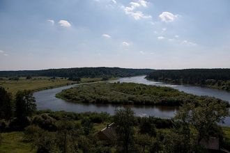 Восстановленные партизанские землянки в 