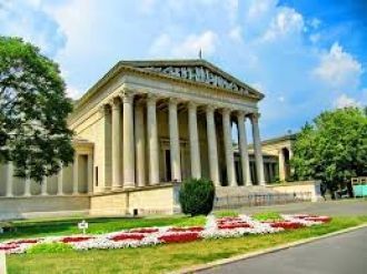 Фасад здания украшен коринфскими колонна