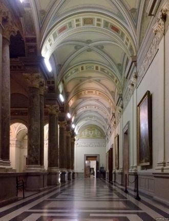 Внутри музея изобразительных искусств.