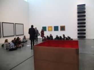 Студенты постигают современное искусство