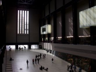 Зал современной галереи Тейт в Лондоне.