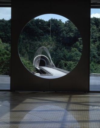 Оформлен молочно-коричневатым мрамором п