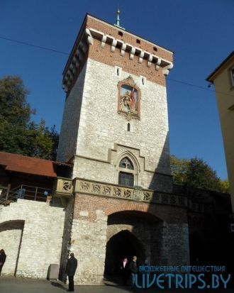 На башне можно заметить герб, на котором