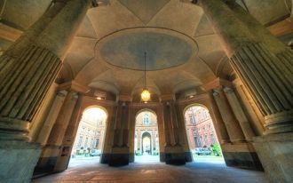 Палаццо Кариньяно  — туринская резиденци