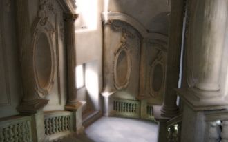 Один фасад вышел неоштукатуренным и кирп