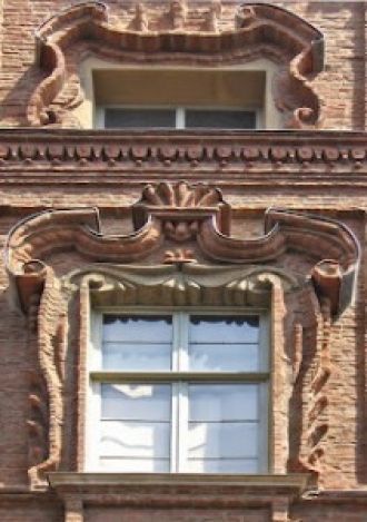 Необычная  центральная лестница и двойно