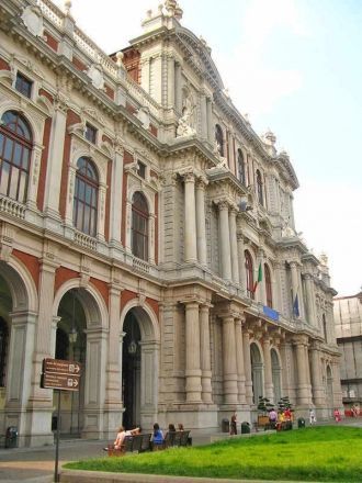 Один фасад выходит на площадь Кариньяно,