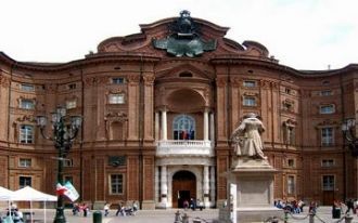 Палаццо Кариньяно имеет два совершенно р