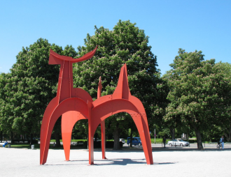 Скульптуры у стен музея.