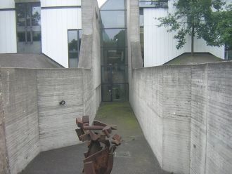 У стен музея.