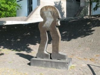 Искусство начинается у входа в музей.