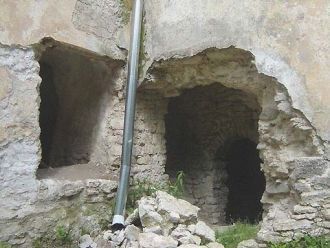 Фрагменты средневековой части имения.