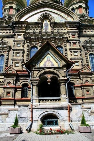 Стены выложены из красного кирпича и обл