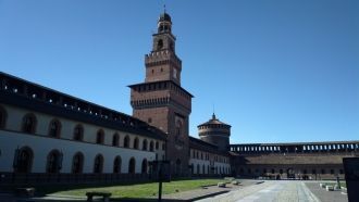 Со временем по углам крепостных стен поя