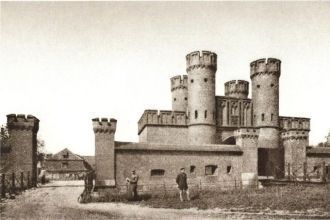 Во дворе крепости располагались казармы,