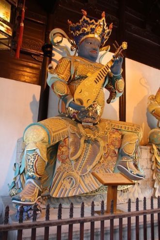 Здесь стоят статуи Авалокетешвары, Будды