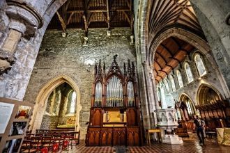 Высокие колонны, выполненные из черного 