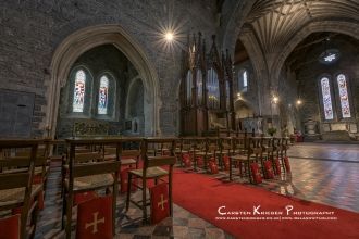 Его высокие стрельчатые потолки подпираю