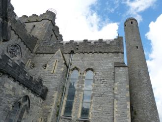 Также, храм знаменит своими каменными и 