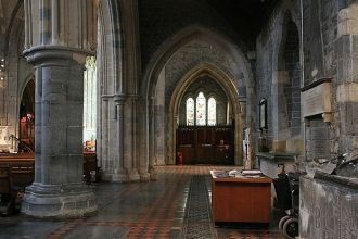 Особую красоту интерьеру придает готичес