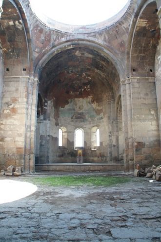 Территория церкви Святого Григория в Ару