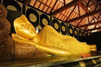 Лежачая статуя Будды.