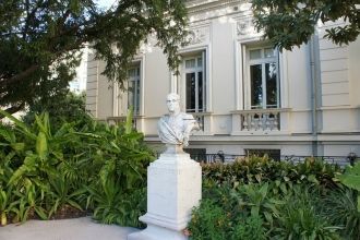 Памятник предку основателей виллы маршал