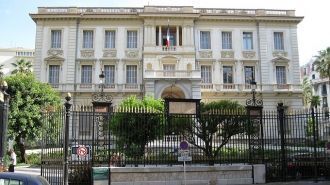 Само прекрасное белоснежное здание этого