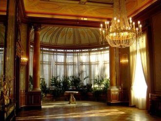 На нижнем этаже сохранены дворцовые инте