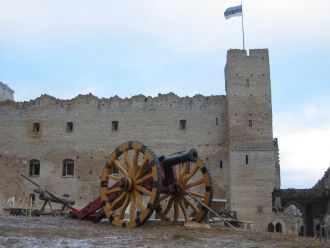 В северной части находится здание монаст